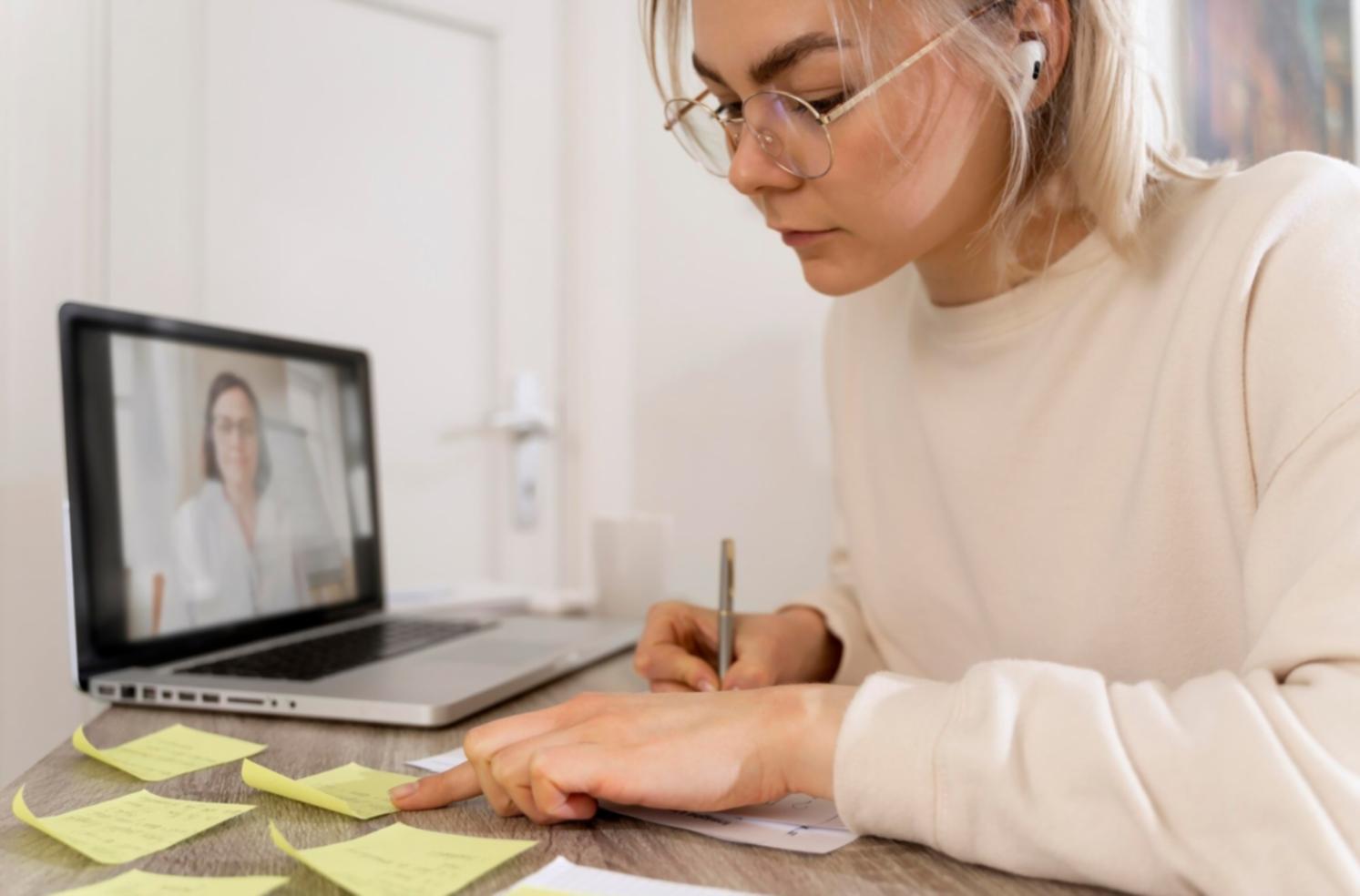 Centro de datos con servidores modernos para procesamiento de auditorías